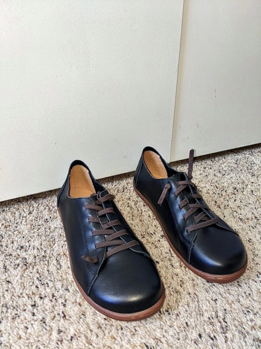Women's Soft Leather Casual Sneakers size 9.5 (similar to barefoot style shoes)